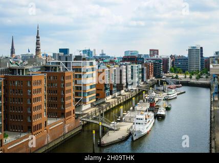 '25.06.2021, Allemagne, Hambourg, Hambourg - Hafencité, bâtiments résidentiels modernes à Sandtorhafen, dans le port traditionnel avec vieille grue portuaire Banque D'Images