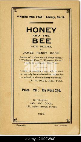 Couverture de police de l'original des années 1920's Healthy manger livret de la Santé de la bibliothèque alimentaire (no.12), par le célèbre auteur de la santé alimentaire de l'époque et propriétaire du premier magasin d'aliments de santé - James Henry Cook - celui-ci dans la série intitulée 'miel et l'abeille' comprend des recettes avec le miel,Publié à Birmingham, Angleterre, Royaume-Uni en 1927 Banque D'Images