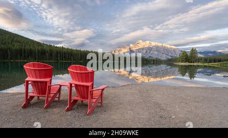 Observation paisible du lever du soleil pour deux avec la montagne se reflétant à la surface du lac, parc national Banff, Canada Banque D'Images