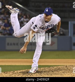 Los Angeles, États-Unis.12 octobre 2021.Le pichet de départ des Dodgers de Los Angeles Max Scherzer livre lors du cinquième repas contre les Giants de San Francisco dans le jeu 3 des NLDS au stade de Dodger le lundi 11 octobre 2021.Photo de Jim Ruymen/UPI crédit: UPI/Alay Live News Banque D'Images