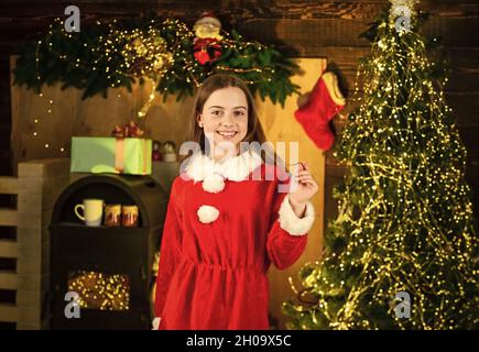 Bonne enfance.Fêtez la nouvelle année près de l'arbre de noël. Location de costumes d'arnival.Petite fille fête noël.Location d'accessoires de vacances Banque D'Images