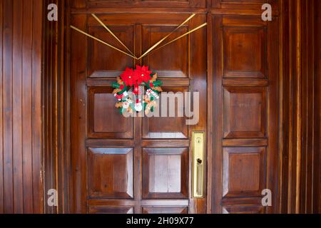 Personnes se préparant pour la veille de Noël en été dans l'hémisphère sud.. Décoration de porte Banque D'Images