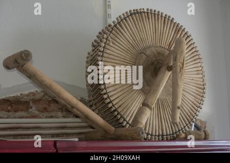 très vieilles roues en bois.Objet Focus sélectif Banque D'Images