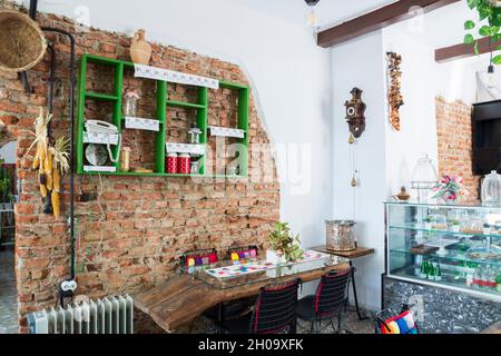 Un joli vieux meuble de cuisine en bois vert. Banque D'Images