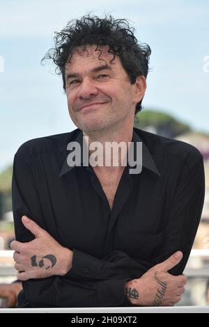 La 74e édition du Festival de Cannes: le réalisateur Mark cousins posant pendant le photocall pour son film "l'histoire du film", le 07 juillet 2021 Banque D'Images