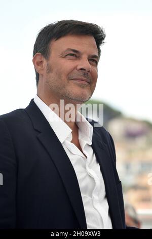 La 74e édition du Festival de Cannes: le réalisateur François Ozon pose pendant le photocall pour son film "tout va bien" (Français: Tout s'est bien b Banque D'Images