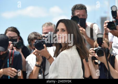 74e édition du Festival de Cannes: L'actrice Camille Cottin posant lors d'une séance photo pour le film "Stillwater" réalisé par Tom McCarthy, le juillet Banque D'Images