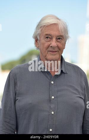 La 74e édition du Festival de Cannes: le réalisateur Paul Verhoeven posant lors d'une séance photo pour le film "Bendetta", le 10 juillet 2021 Banque D'Images