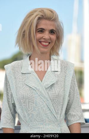 La 74e édition du Festival de Cannes: la directrice Eva Husson pose lors d'une séance photo pour le film "Mothering Sunday", le 10 juillet 2021 Banque D'Images