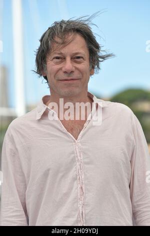 74e édition du Festival de Cannes: L'acteur Mathieu Almaric pose lors d'une séance photo pour le film "The French Dispatch", réalisé par Wes Anderson Banque D'Images