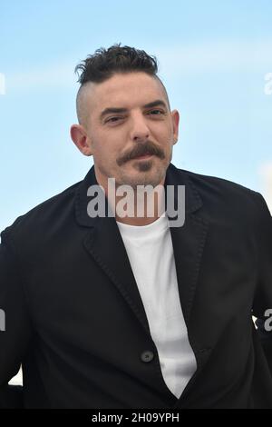 74e édition du Festival de Cannes: Acteur Damien Bonnard posant lors d'un photocall pour le film "le restless" (Français: "Les intranquilles"), di Banque D'Images