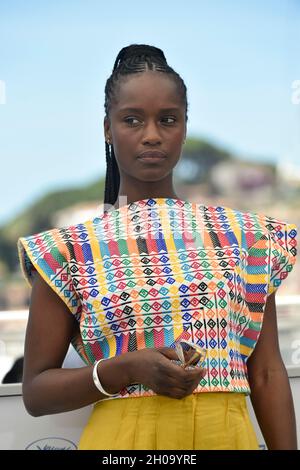 La 74e édition du Festival de Cannes: L'actrice Fatou n'Diaye pose pendant la photo du film "OSS 117: De l'Afrique avec amour" (Français: OSS Banque D'Images