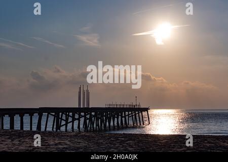 Soleil tôt le matin au-dessus de Claremont Pier Lowestoft Banque D'Images