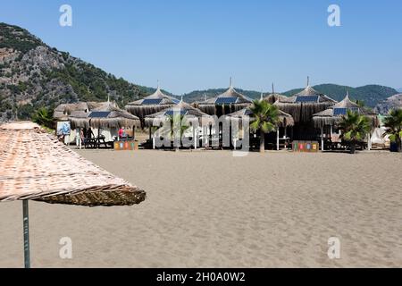 Dalyan, Turquie.28 septembre 2021.Des panneaux solaires sont montés sur des toits de chaume sur la plage d'Iztuzu, sur la mer Méditerranée, dans le sud-ouest de la Turquie.Credit: Jens Kalaene/dpa-Zentralbild/ZB/dpa/Alay Live News Banque D'Images