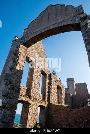 Les ruines au sommet d'une falaise du château de Slains datant du XVIe siècle, sur la côte sauvage de l'Aberdeenshire, près de la baie de Cruden, en Écosse Banque D'Images