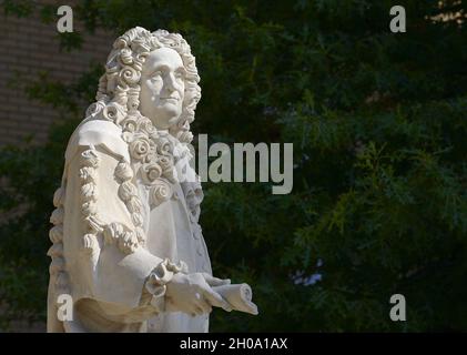 Londres, Angleterre, Royaume-Uni.Statue: Sir Hans Sloane (1660-1753: Médecin et naturaliste) à Duke of York's Square, Chelsea. Banque D'Images