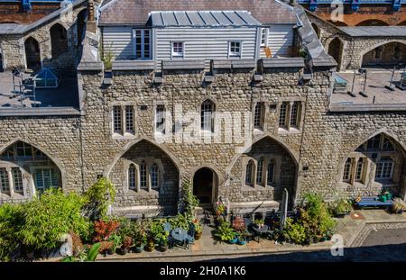 Vue en hauteur, des chalets casemates de la Tour de Londres, qui abrite les Warders de Yeoman, ou les Beefeaters depuis 900 siècles. Banque D'Images