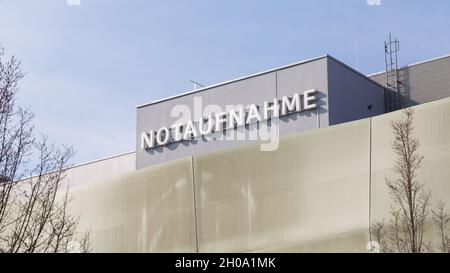 Munich, Großhadern, Allemagne - 9 mars 2021: Panorama avec l'écriture de Notaufnahme (salle d'urgence).À la façade de Klinikum Großhadern (hôpital). Banque D'Images