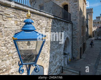 Vue en hauteur d'un lampadaire dans le complexe de la Tour de Londres, Londres, Angleterre. Banque D'Images