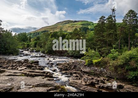 Les rapides des chutes de Dochart, sur la rivière Dochart, juste à l'extérieur du village de Killin, Stirlingshire, Écosse Banque D'Images