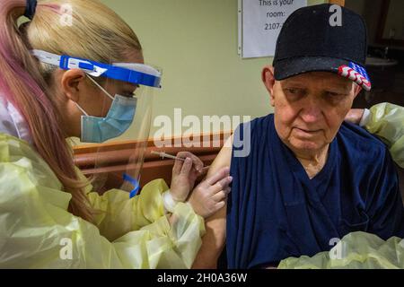 Le résident Edward Bairnas reçoit la vaccination COVID-19 au New Jersey Veterans Memorial Home à Vineland, Vineland, N.J., le 1er janvier 2021.Il s'agit des premiers vaccins administrés à Vineland Home dans le cadre du programme fédéral de pharmacie.(Ministère des Affaires militaires et des anciens combattants du New Jersey Banque D'Images