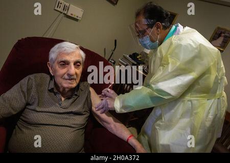 Le résident Frank Massari reçoit la vaccination COVID-19 au New Jersey Veterans Memorial Home à Vineland, Vineland, N.J., le 1er janvier 2021.Il s'agit des premiers vaccins administrés à Vineland Home dans le cadre du programme fédéral de pharmacie.(Ministère des Affaires militaires et des anciens combattants du New Jersey Banque D'Images