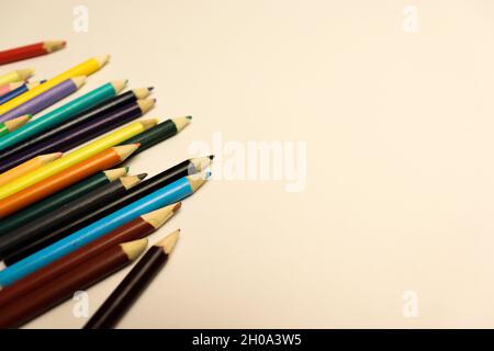 Superbes crayons colorés sur fond blanc.Bannière scolaire Banque D'Images