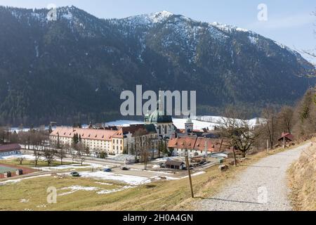 Ettal, Allemagne - 26 février 2021 : vue sur l'abbaye d'Ettal.Avec des montagnes enneigées en arrière-plan. Banque D'Images