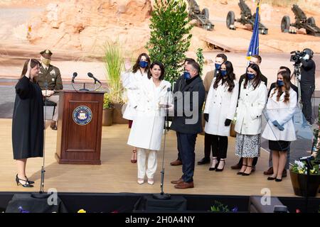 Gov.Elect Spencer Cox est officiellement devenu le 18 gouverneur de l’Utah le 4 janvier 2021, succédant à présent à l’ancien gouverneur de l’Utah.Gary Herbert.Cox et son lieutenant, Deidre Henderson, ont prêté serment sur fond de falaises de roche rouge au Centre Tuacahn pour l'Amphithéâtre des Arts d'Ivins.Cette date marque également le 125e anniversaire de l’État de l’Utah.Les membres de la Garde nationale de l'Utah ont soutenu l'inauguration avec l'adjudant général Michael J. Turley comme maître de cérémonie; la garde d'honneur de la Garde nationale de l'Utah présentation des couleurs; les membres du 2e Bataillon; 222e Artillerie de campagne Banque D'Images