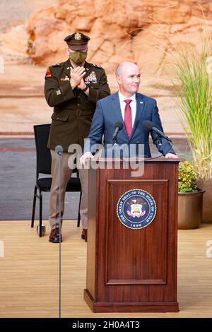 Gov.Elect Spencer Cox est officiellement devenu le 18 gouverneur de l’Utah le 4 janvier 2021, succédant à présent à l’ancien gouverneur de l’Utah.Gary Herbert.Cox et son lieutenant, Deidre Henderson, ont prêté serment sur fond de falaises de roche rouge au Centre Tuacahn pour l'Amphithéâtre des Arts d'Ivins.Cette date marque également le 125e anniversaire de l’État de l’Utah.Les membres de la Garde nationale de l'Utah ont soutenu l'inauguration avec l'Adjutant général, le major général Michael J. Turley comme maître de cérémonie; la garde d'honneur de la Garde nationale de l'Utah présentation des couleurs; les membres du 2e Bataillon; 222e Artiller de campagne Banque D'Images