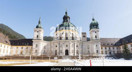 Ettal, Allemagne - 26 février 2021 : Panorama de la basilique de l'abbaye d'Ettal en hiver (avec neige). Banque D'Images