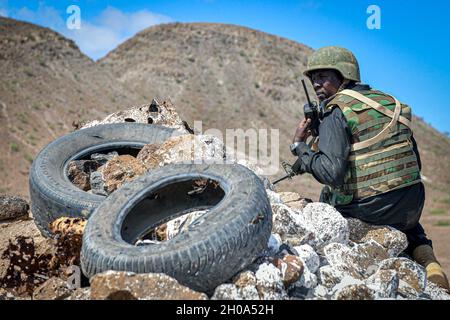 Un soldat du Bataillon djiboutien d'intervention rapide (BIR) communique à la radio lors d'un exercice de tir en direct le 4 janvier 2021, dans un lieu non divulgué à Djibouti.Le BIR est une unité d'intervention de crise de la force militaire d'élite djiboutienne. Banque D'Images