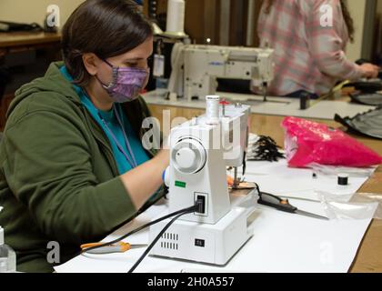Silverdale, Washington (janv8, 2021) - Emily Schroeder, Trident Revit Facility Bangor (TRFB) Fabric Worker, fabrique des revêtements COVID-19.Depuis avril 2020, le Sail Loft a fabriqué six revêtements d'essai de bioenceinte COVID-19 pour le Groupe sous-marin 9 et plus de 4,000 revêtements de visage pour l'effectif de TRFB.Le Sail Loft se compose de cinq employés et d'un superviseur.Les tâches typiques incluent le garnissage, l'applique, la broderie, les revêtements de machines/équipements, les sacs à outils et sacs à dos personnalisés, les rideaux, les contentions de passage, les sacs à gants, les canopies de bateau,et auvents.En utilisant plusieurs types Banque D'Images