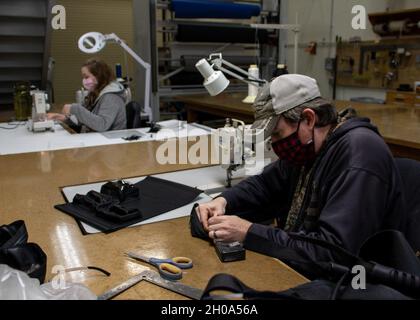 Silverdale, Washington (janv8, 2021) - Richard Willis, Trident Reit Facility Bangor (TRFB) Fabric Worker Helper, fabrique des sacs à dos POUT (Custom point of Use Tooling).Depuis avril 2020, le Sail Loft a fabriqué six revêtements d'essai de bioenceinte COVID-19 pour le Groupe sous-marin 9 et plus de 4,000 revêtements de visage pour l'effectif de TRFB.Le Sail Loft se compose de cinq employés et d'un superviseur.Les tâches typiques incluent le garnissage, l'applique, la broderie, les revêtements de machines/équipements, les sacs à outils et sacs à dos personnalisés, les rideaux, les contentions de passage, les sacs à gants, les canopies de bateau,et auvents.B Banque D'Images