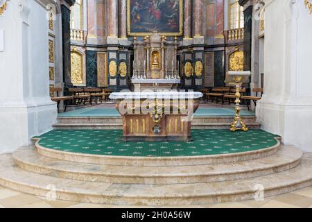 Ettal, Allemagne - 26 février 2021 : vue sur l'autel principal de la basilique du monastère de l'Ettal.Autel d'une église catholique typique de la haute-bavière. Banque D'Images