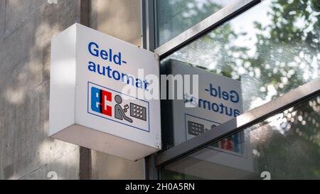 Stuttgart, Allemagne - 27 juillet 2021 : panneau Geldautomat / ce.Le logo ce bleu et rouge est le symbole du système de caisse électronique allemand. Banque D'Images