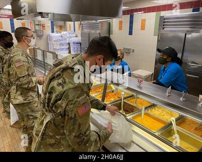 Les soldats prennent tous les repas à partir des installations de restauration de fort Huachuca à partir du lundi 4 janvier 2021 sous Brig.Ordonnance générale no 8 du général Anthony R. Hale.L'ordonnance vise à resserrer les mesures d'atténuation de la COVID à la suite d'une période de congé des fêtes de deux semaines à la fin de décembre.« laisser ces soldats rentrer chez eux pour les vacances était absolument la bonne chose à faire », a déclaré Hale.« mais maintenant, nous sommes prêts à reprendre le marché et ces mesures d'atténuation constituent le meilleur moyen de protéger nos étudiants et notre communauté dans son ensemble. » Banque D'Images