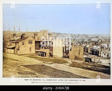 VUE DE RICHMOND, VA., IMMÉDIATEMENT APRÈS LA REDDITION, EN 1865.[Machine colorisée] le grand bâtiment du centre supérieur de l'image était le Capitole des confédérés. Du livre de la Guerre de Sécession et de l'album Grant : 'art immortelles' :Un portfolio de reproductions en demi-ton de photographies rares et coûteuses destinées à perpétuer la mémoire du général Ulysses S. Grant, représentant des scènes et des incidents liés à la guerre civile, publiés à Boston et à New York par W. H. Allen en 1894 Banque D'Images