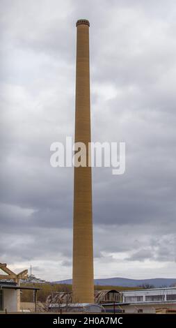 High Chimney usine gris brouillard industrie du ciel Banque D'Images