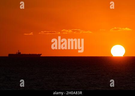 210106-N-NC885-2020 MER D'OMAN DU NORD (JANV6, 2021) le porte-avions USS Nimitz (CVN 68) vole dans la mer d'Arabie du Nord au coucher du soleil.Nimitz est le navire amiral du Nimitz Carrier Strike Group et est déployé dans la zone d'opérations de la 5e flotte des États-Unis pour assurer la stabilité et la sécurité maritimes dans la région centrale,Relier la Méditerranée et le Pacifique à travers l'océan Indien occidental et trois points d'étranglement critiques à la libre circulation du commerce mondial. Banque D'Images