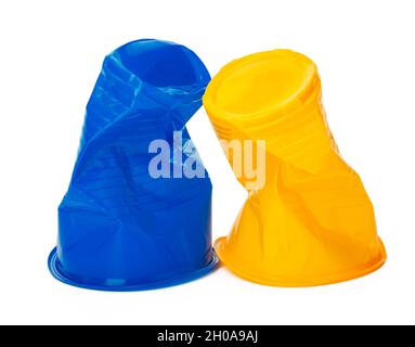 Gobelet en plastique froissé isolé sur fond blanc Banque D'Images