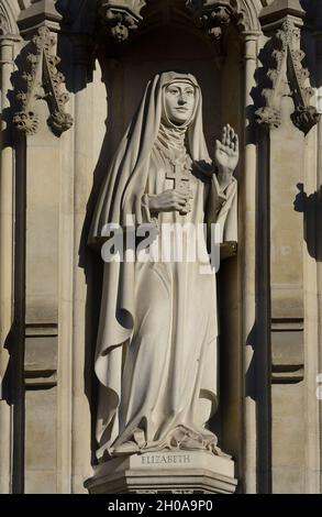 Londres, Angleterre, Royaume-Uni. Abbaye de Westminster - les martyrs modernes (Tim Crawley, 1998) statues de dix martyrs modernes au-dessus de l'entrée principale. Grand duchesse Eliza Banque D'Images