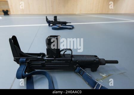 Fabrique nationale UZI est sur le plancher en tant que membres de la police fédérale belge affectés au siège suprême Allied Powers Europe se qualifient au centre de soutien à la formation de 25 mètres en intérieur, sur la base aérienne de Chièvres, Belgique, le 7 janvier 2021. Banque D'Images