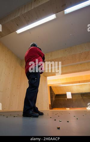 Un instructeur de tir de la police fédérale belge affecté au siège suprême des puissances alliées en Europe pour contrôler un Smith & Wesson MP9 au centre d'entraînement de 25 mètres en intérieur, sur la base aérienne de Chièvres, Belgique, le 7 janvier 2021. Banque D'Images