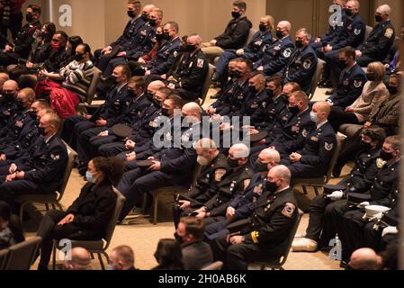 Des aviateurs et des pompiers assistent au service funéraire du premier Airman Logan Young à l'église Victory à Winchester, en Virginie, le 7 janvier 2021.Young a été pompier pour le 167e Escadron de génie civil et a été tué lors d'un incendie à l'extérieur de la base le 27 décembre 2020. Banque D'Images