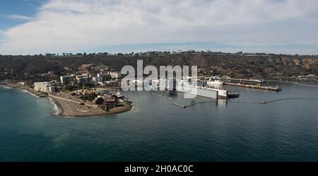 210107-N-MJ716-0379 SAN DIEGO (JANV7, 2021) une photo aérienne de Naval base point Loma à San Diego, CA.La photo a été prise d'un Seahawk de la Marine américaine MH-60S affecté au Escadron de combat en mer des hélicoptères 14 (HSC-14). Banque D'Images
