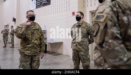 Le colonel de l'armée américaine Robert Mitchell, 53e chef d'état-major du commandement de la troupe, parle au Sgt.Derrick Lee et d'autres soldats affectés au 727 détachement de police militaire Law & Order, 104e Bataillon de police militaire, se sont mobilisés à Washington D.C., depuis le site d'entraînement de Camp Smith, Cortlandt Manor, N.Y., le 8 janvier 2021.Les forces de la Garde nationale de New York de l'Ouest, du Centre et de la vallée de l'Hudson, dans l'État du New York, font partie d'un effort multiétatique de 6,200 soldats visant à accroître les efforts de sécurité du ministère de la Justice avant la cérémonie inaugurale. Banque D'Images