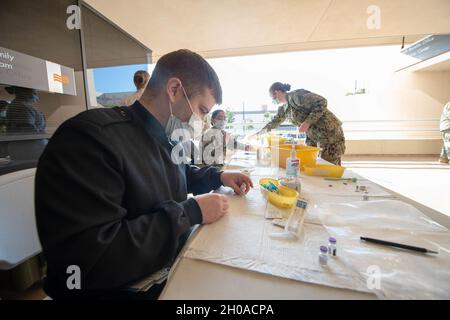 210108-N-VI515-1052 SAN DIEGO (JANV8, 2021) les marins affectés au Naval Medical Center de San Diego (NMCSD) préparent le vaccin contre le coronavirus (COVID-19) pour administration au NMCSD le 8 janvier.Le vaccin est en phase de distribution 1b pour inclure les capacités nationales essentielles, le personnel qui déploie des sites à l'étranger et d'autres personnels de soutien essentiels et critiques.La mission du NMCSD est de préparer les membres du service à se déployer à l'appui des forces opérationnelles, à fournir des services de santé de haute qualité et à façonner l'avenir de la médecine militaire par l'éducation, la formation et la recherche.NMCSD emploie plus de 6 personnes Banque D'Images