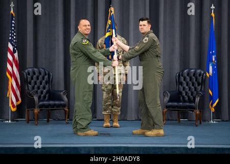 Le lieutenant-colonel John Owens, à droite, commandant entrant de la 11e bombe Sqaudron, reçoit le guide du colonel Matthew McDaniel, à gauche, commandant du 2e Groupe des opérations, lors d'une cérémonie d'accession au commandement à la base aérienne de Barksdale, en Louisiane, le 8 janvier 2021.Le passage d'un guide de l'escadron symbolise un transfert de commandement. Banque D'Images