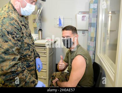 KINGS BAY, Géorgie (janv8, 2021) le lieutenant-colonel Michael Weber, commandant du bataillon de la force de sécurité du corps maritime, se prépare à recevoir la première dose du vaccin COVID-19 de l'hôpital Corpsman de 1re classe Matthew Thompson à la clinique de santé de la branche navale à bord de la base sous-marine de Kings Bay, en Géorgie, le 8 janvier.Le personnel médical, les premiers intervenants et les forces stratégiques ont été parmi les premiers à recevoir le vaccin. Banque D'Images